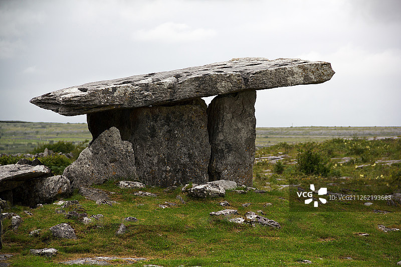 田野岩石上的扁平石板图片素材