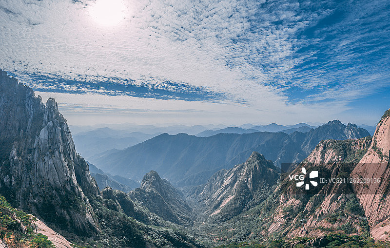 中国安徽省黄山市黄山风景区迎客松玉屏楼和玉屏峰图片素材