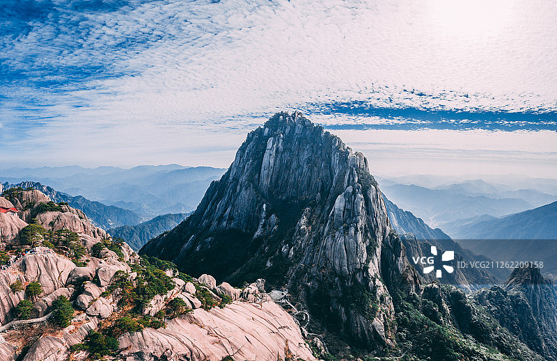 中国安徽省黄山市黄山风景区迎客松玉屏楼和玉屏峰图片素材