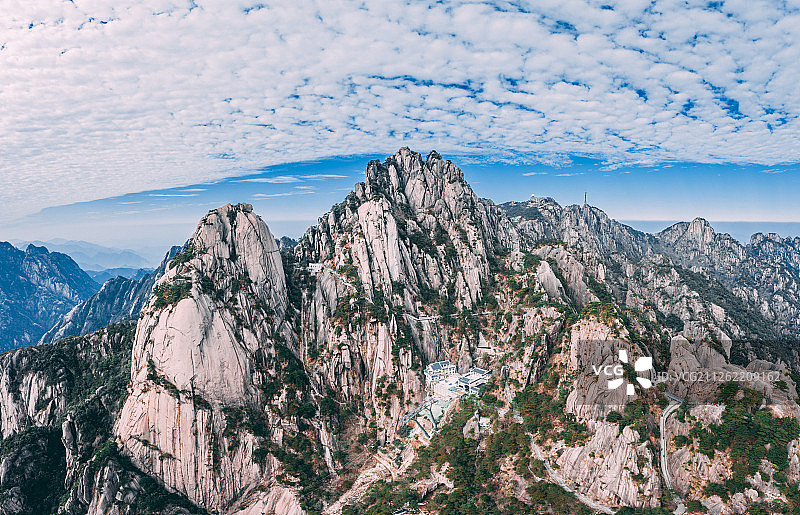 中国安徽省黄山市黄山风景区迎客松玉屏楼和玉屏峰图片素材