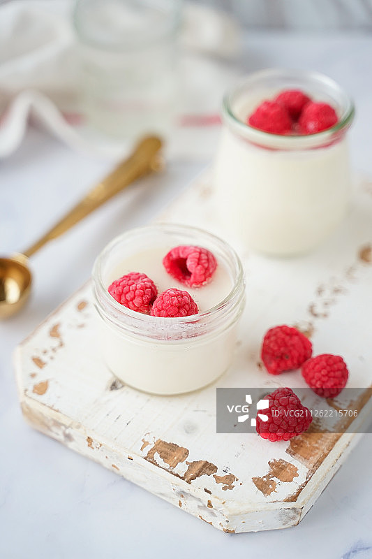 亮调室内白色清新美食静物圣诞节树莓玻璃瓶装杏仁布丁图片素材