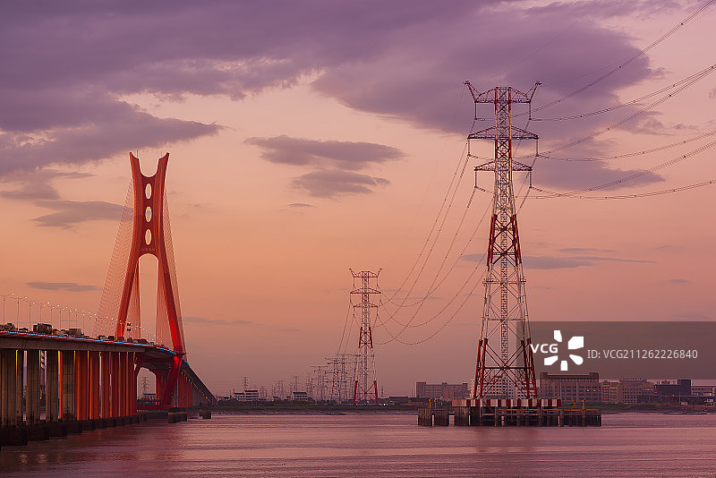 浙江瑞安飞云江的跨江第三大桥和旁边的跨江500千伏高特大铁塔图片素材