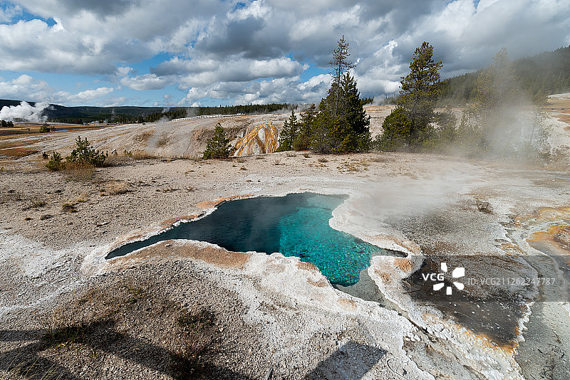 美国怀俄明州黄石公园地热风光图片素材
