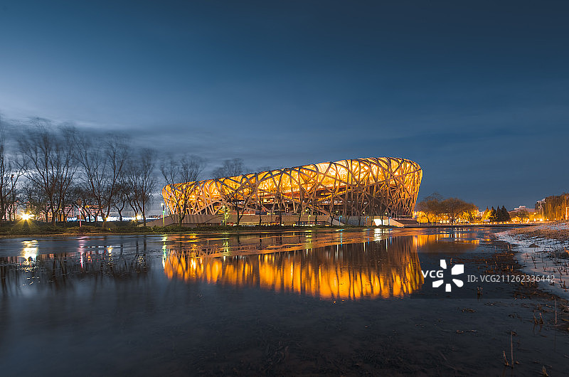 冬夜的鸟巢，灯光在河面映出倒影图片素材