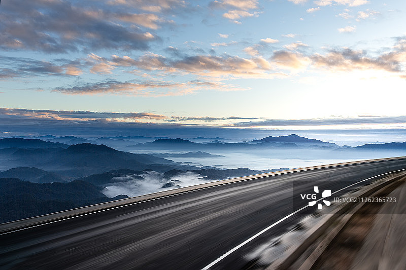 云端行驶图片素材