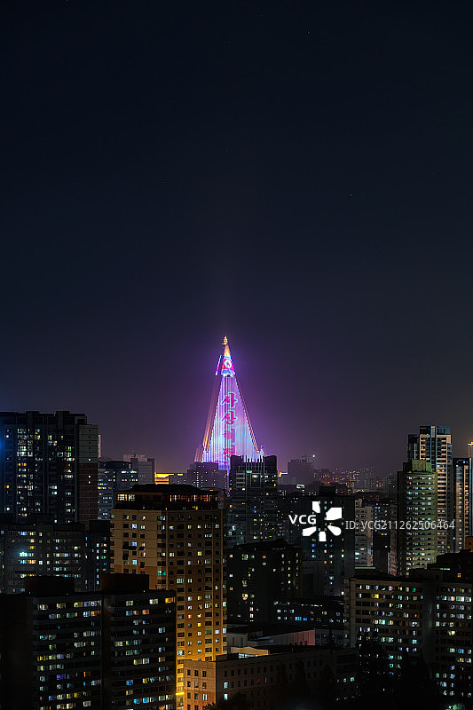 朝鲜柳京饭店与西平壤城市天际线夜景高视角图片素材