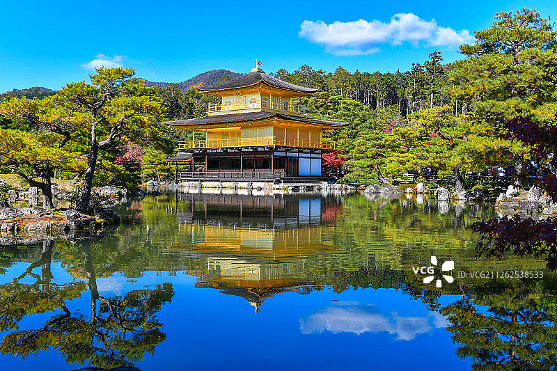 日本京都金阁寺秋季风光图片素材