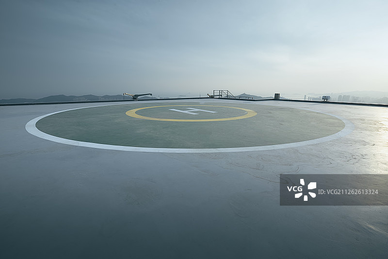 400米高空的停机坪图片素材