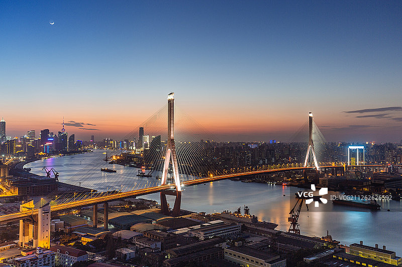 黄昏下的杨浦大桥图片素材