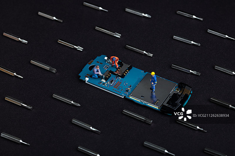 工程师在制造电子芯片图片素材
