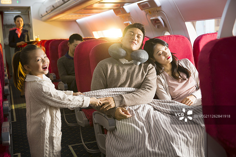 一家人三口在火车上图片素材