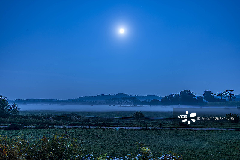夜晚，舍伯恩镇周围卡帕比尔·布朗设计的景观图片素材