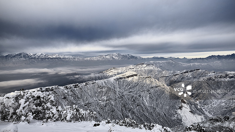 云景下的牛背山雪山云海图片素材