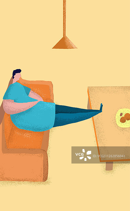 一个男人坐在客厅的沙发上图片素材