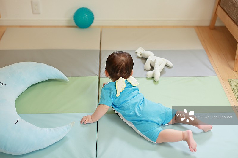 趴在地上玩的婴儿图片素材