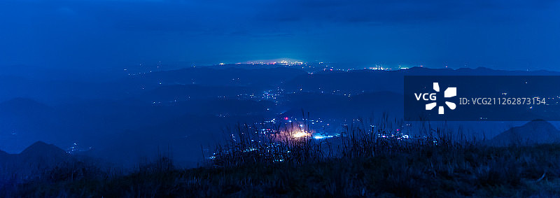 山顶城市光污染夜景星空图片素材