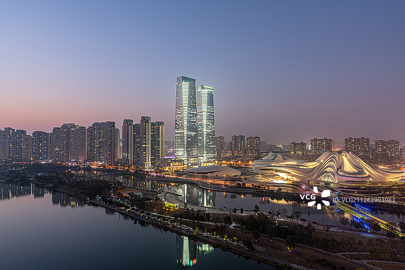 湖南长沙梅溪湖艺术中心金茂城市风光夜景图片素材