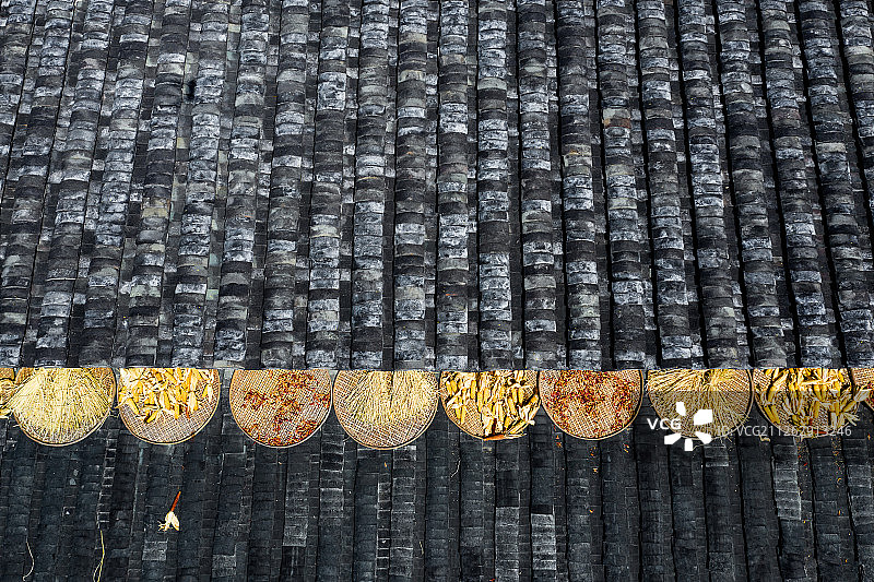 从屋顶上航拍俯瞰福建三明尤溪桂峰村晒秋风景图片素材