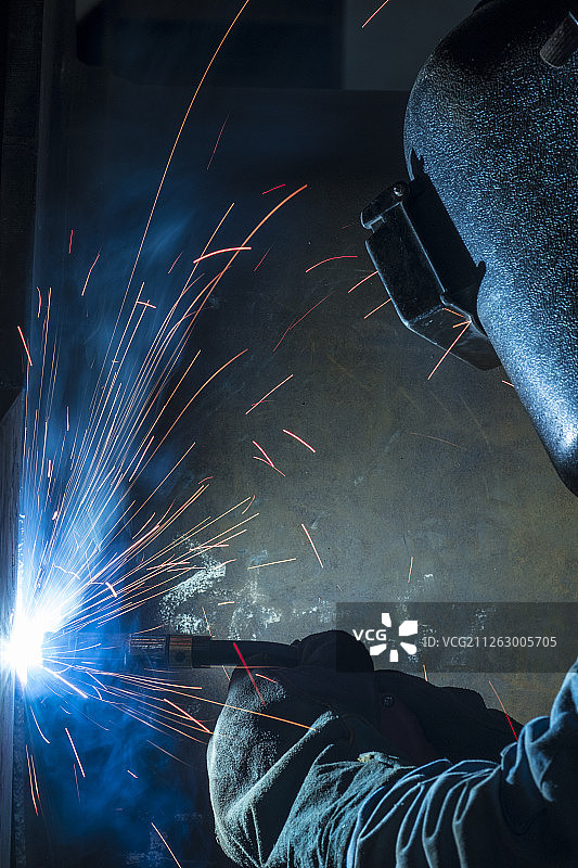 焊接工人图片素材