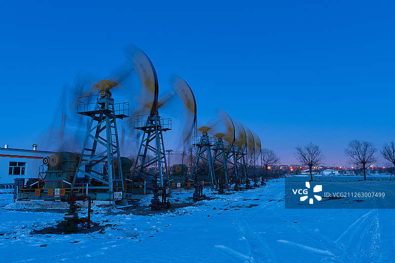 丛式井采油图片素材