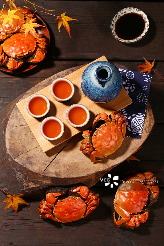 大闸蟹与黄酒图片素材