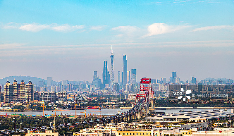 多云晴天远眺新光大桥-广州城市天际线黄昏夜景图片素材