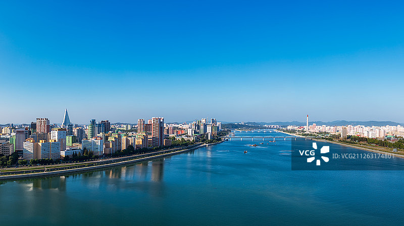 朝鲜平壤大同江畔城市风光高视角全景图图片素材