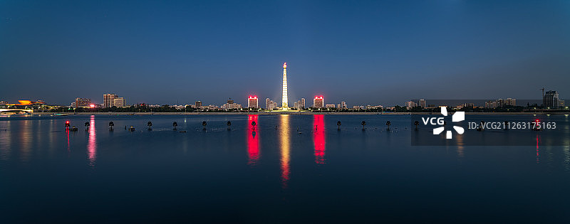 朝鲜平壤主体思想塔夜景户外风光图片素材