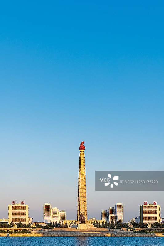 朝鲜平壤主体思想塔黄昏日落风光图片素材