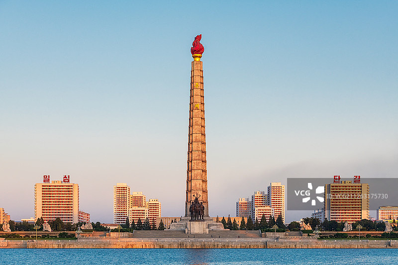 朝鲜平壤主体思想塔黄昏日落风光图片素材