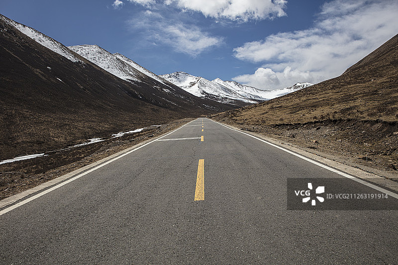 四川省 壤塘县 德勒山 山路 雪山 蓝天图片素材