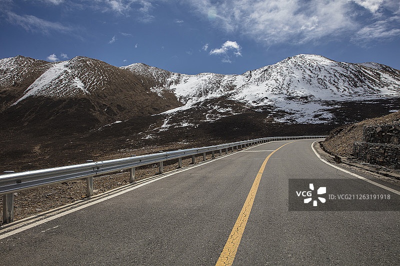四川省 壤塘县 德勒山 山路 雪山 蓝天图片素材