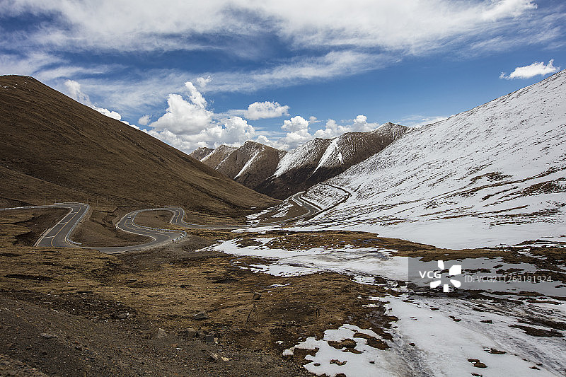 四川省 壤塘县 德勒山 山路 雪山 蓝天图片素材