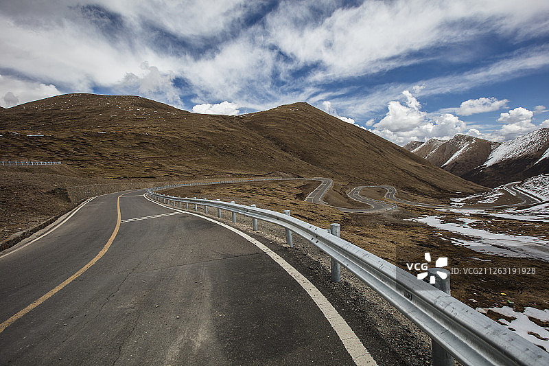 四川省 壤塘县 德勒山 山路 雪山 蓝天图片素材