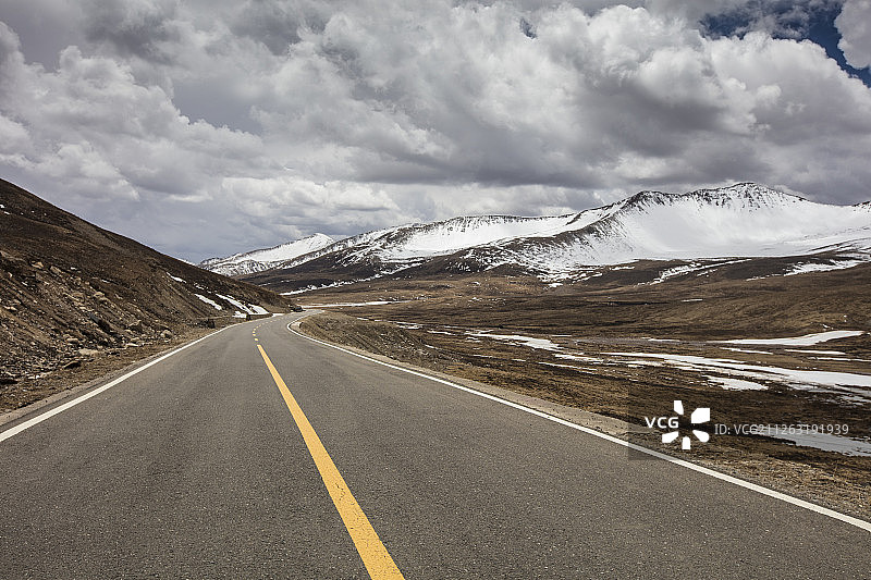 四川省 壤塘县 德勒山 山路 雪山 蓝天图片素材