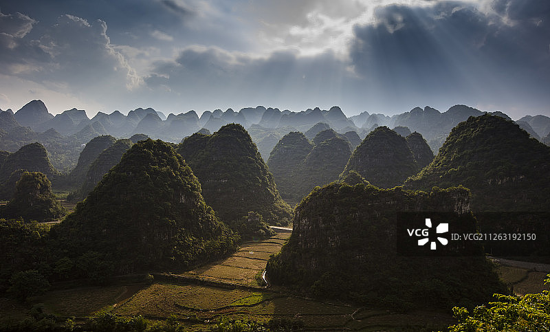 贵州省,兴义,万峰林,山峦叠翠,稻田,古民居图片素材