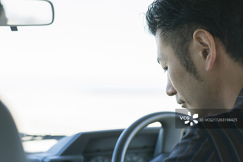 中年男人开车图片素材