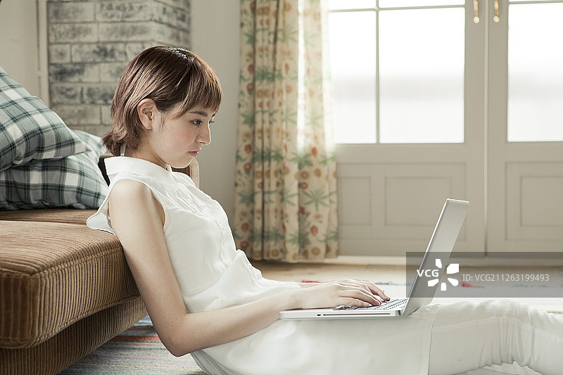 年轻女子使用电脑图片素材