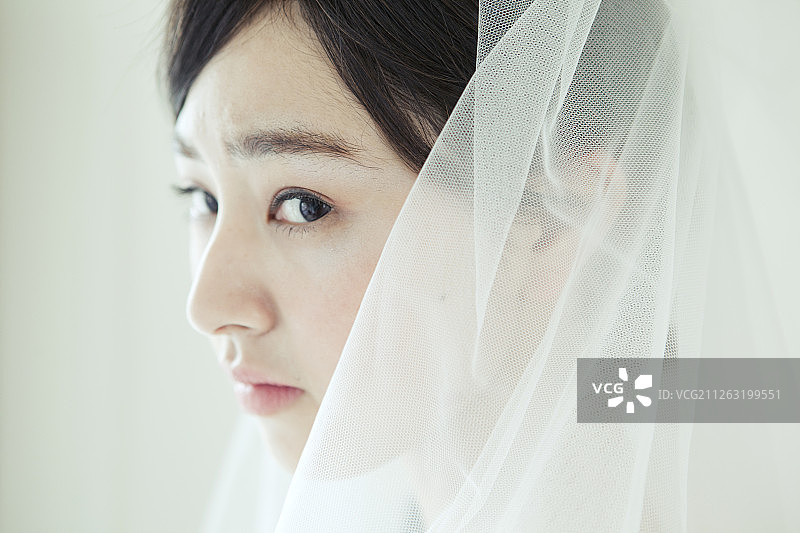 穿着婚纱的年轻女人图片素材