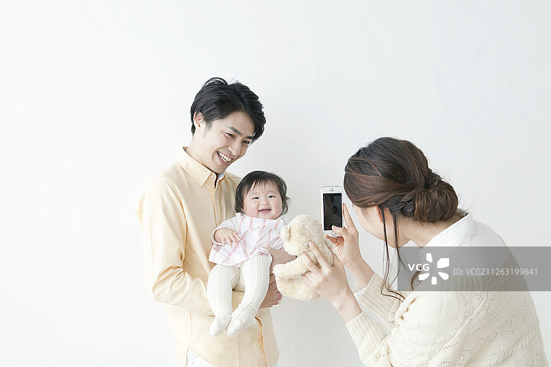 母亲给家人拍照图片素材