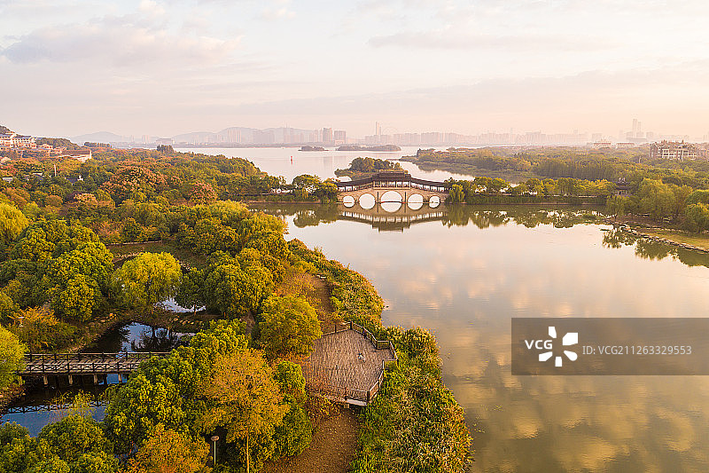 太湖湿地公园与城市景观图片素材