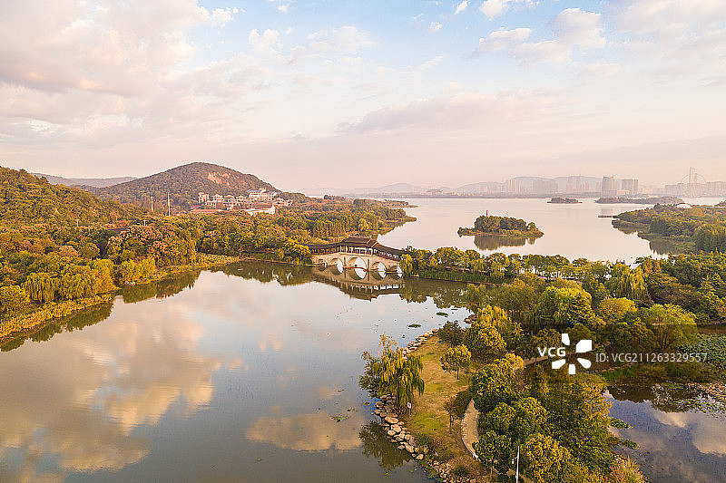 太湖湿地公园与城市景观图片素材