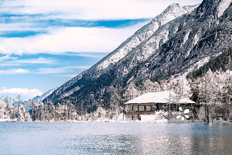 冬季积雪的四川西部毕棚沟景区磐羊湖景观图片素材