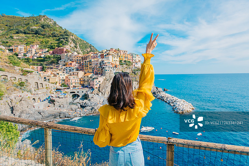 意大利著名旅游景点五渔村阳光下少女兴奋的背影图片素材