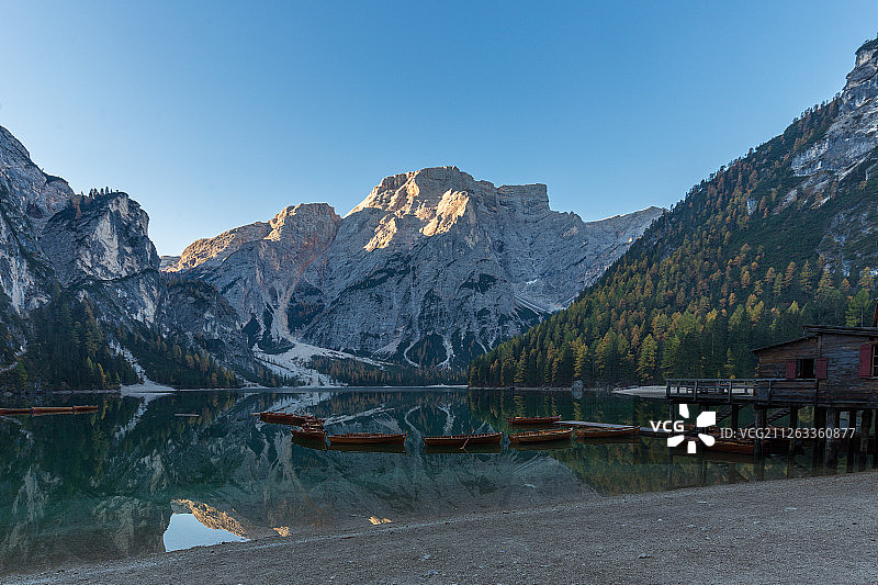 意大利多洛米蒂山脉著名湖泊Braies布拉伊埃斯湖清晨宁静的图片素材