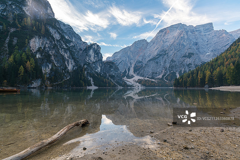 意大利多洛米蒂山脉著名湖泊Braies布拉伊埃斯湖清晨宁静的图片素材
