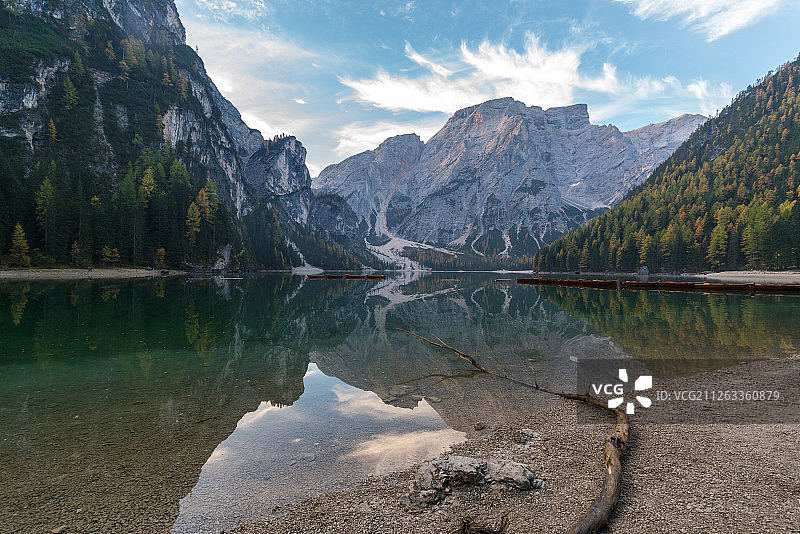 意大利多洛米蒂山脉著名湖泊Braies布拉伊埃斯湖清晨宁静的图片素材