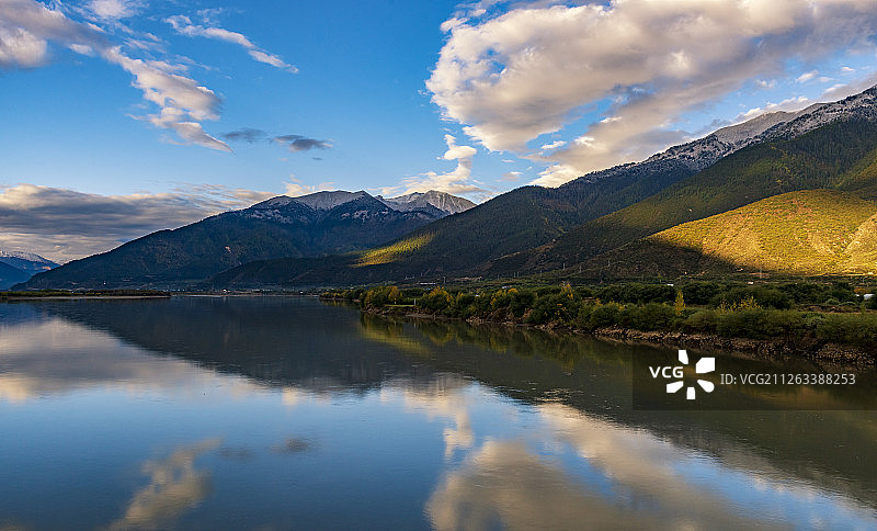 西藏林芝尼洋河风光带美丽风光图片素材