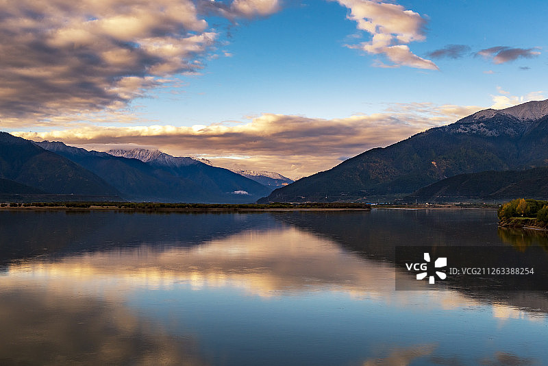 西藏林芝尼洋河风光带美丽风光图片素材
