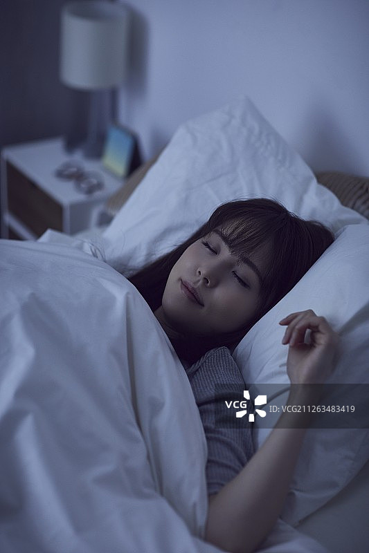 在床上的年轻日本女人图片素材